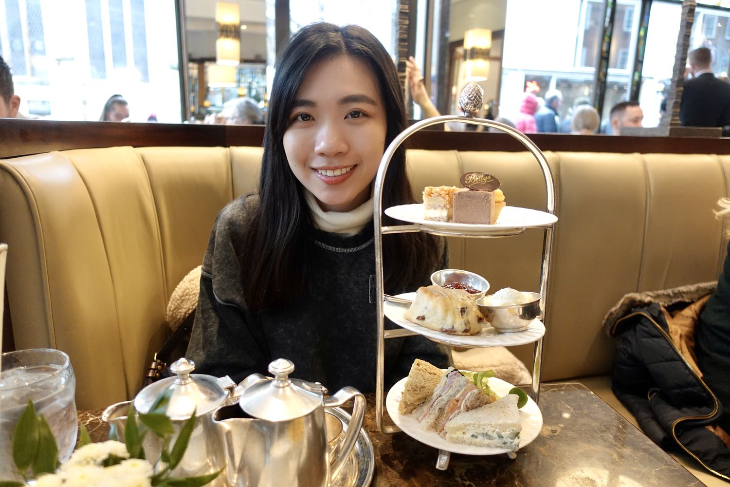 2025英國古城「約克」旅遊交通、行程規劃,城牆內必吃美食推薦! - 第7張圖 Bettys Café Tea Rooms