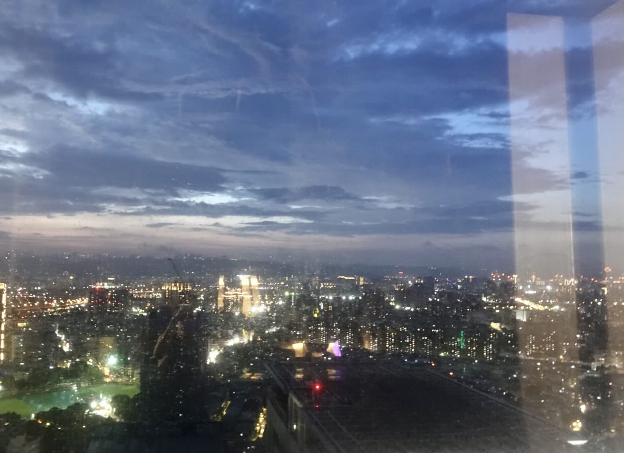 新北板橋五星級飯店「新板希爾頓酒店」高空無邊際露天泳池眺望市景! - 第26張圖