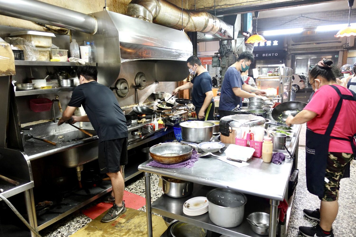 台南美食|在地人推薦必吃的宵夜熱炒美食「老泰羊肉店」,無羊騷味的平價銅板美食。 - 第5張圖