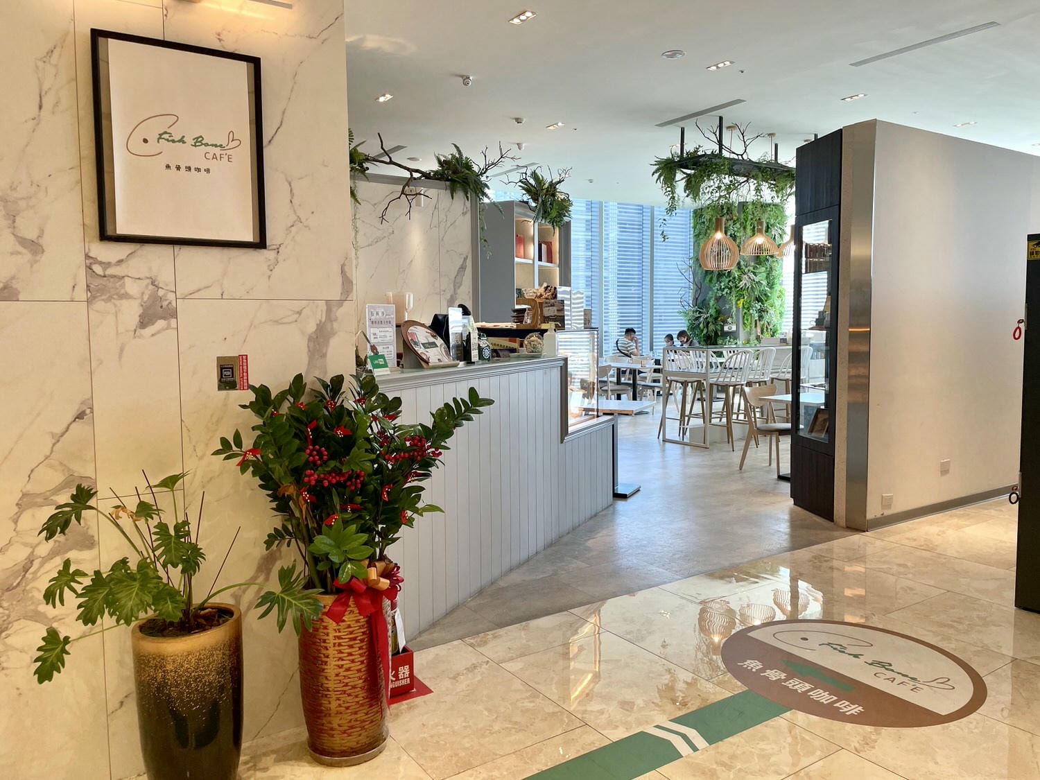 新北美食|新莊宏匯廣場8F輕食推薦「魚骨頭CAFE」,推薦澳客套餐及圓頂秀格拉蛋糕。 - 第2張圖