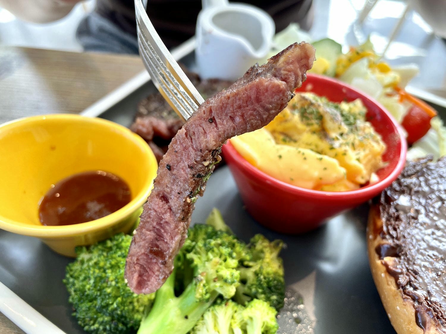 新北美食|新莊宏匯廣場8F輕食推薦「魚骨頭CAFE」,推薦澳客套餐及圓頂秀格拉蛋糕。 - 第18張圖