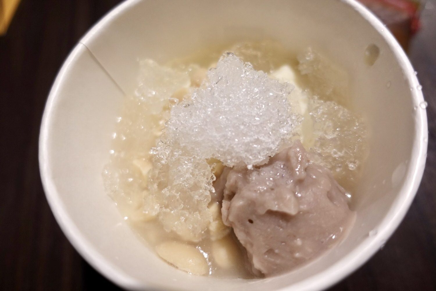 台南美食|永樂市場必吃甜點「修安扁擔豆花」,超人氣剉冰與古早味手工黑糖粉粿。 - 第10張圖