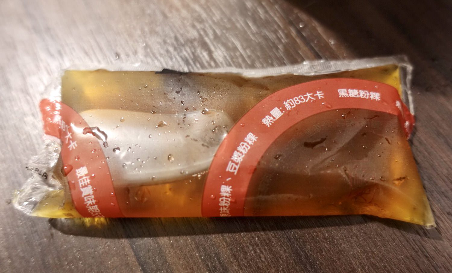 台南美食|永樂市場必吃甜點「修安扁擔豆花」,超人氣剉冰與古早味手工黑糖粉粿。 - 第11張圖
