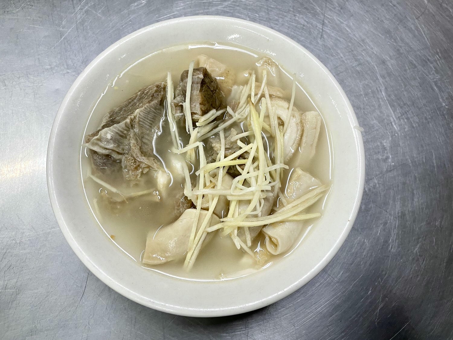 嘉義美食|嘉義在地人早餐必吃東市場「王家祖傳牛雜湯」,推薦鮮甜美味的牛雜湯。 - 第8張圖