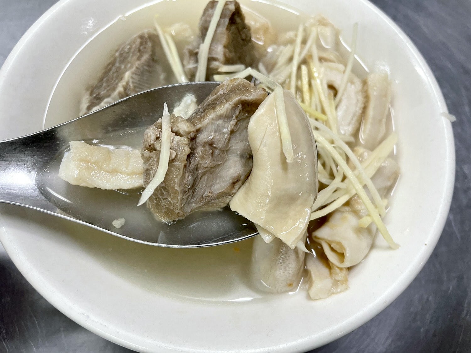嘉義美食|嘉義在地人早餐必吃東市場「王家祖傳牛雜湯」,推薦鮮甜美味的牛雜湯。 - 第11張圖