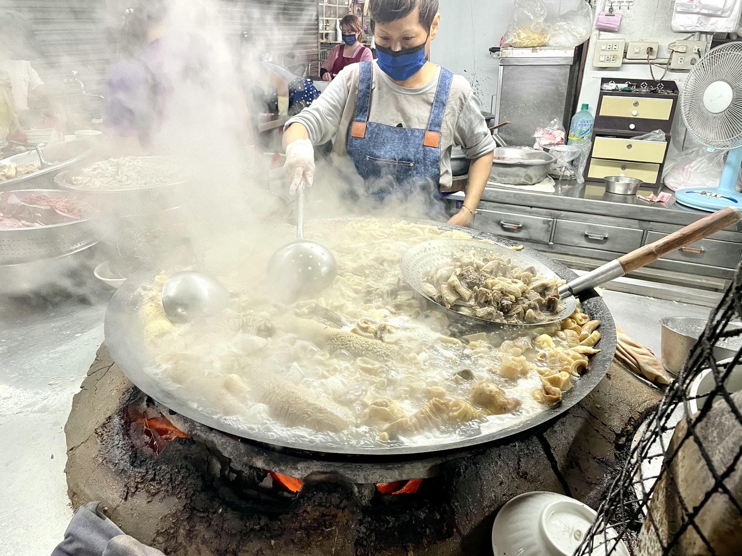 嘉義美食|嘉義在地人早餐必吃東市場「王家祖傳牛雜湯」,推薦鮮甜美味的牛雜湯。 - 第4張圖