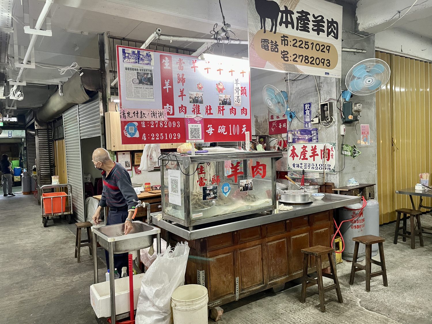 嘉義美食|嘉義在地人早餐必吃東市場「王家祖傳牛雜湯」,推薦鮮甜美味的牛雜湯。 - 第14張圖
