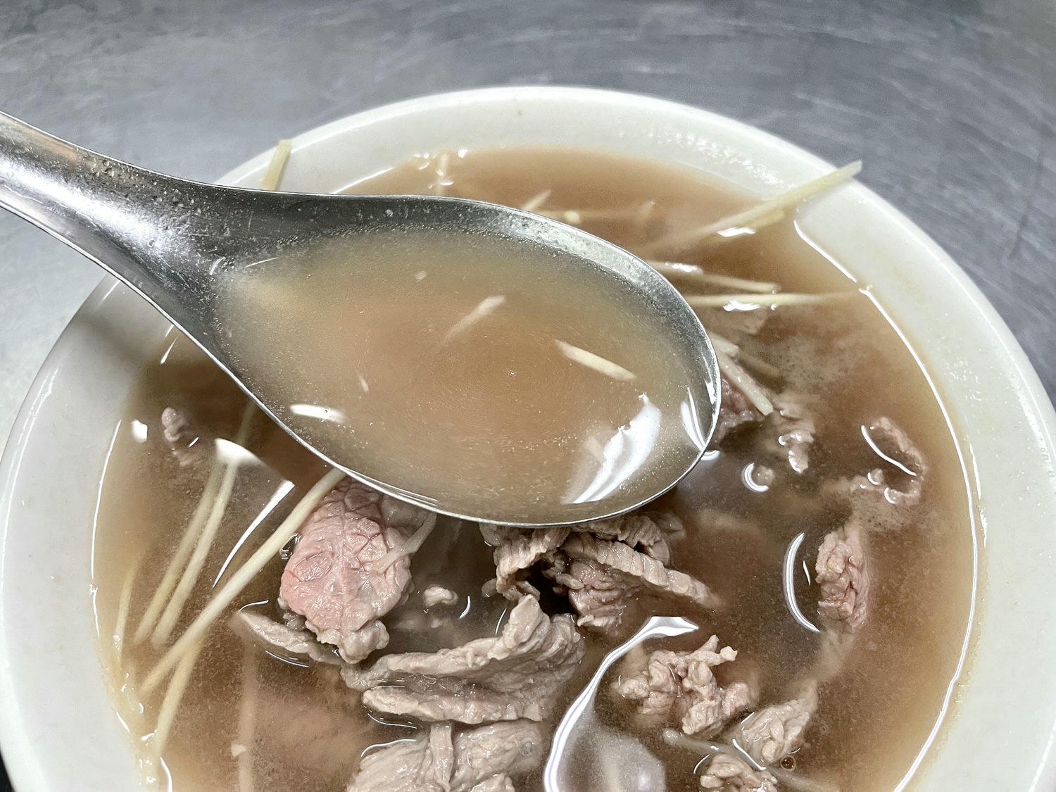 嘉義美食|嘉義在地人早餐必吃東市場「王家祖傳牛雜湯」,推薦鮮甜美味的牛雜湯。 - 第7張圖