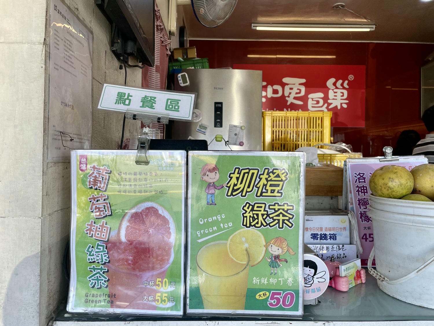 嘉義美食|嘉義在地人推薦「知更鳥巢鮮果茶飲」,不輸御香屋的平價料多葡萄柚綠。 - 第4張圖