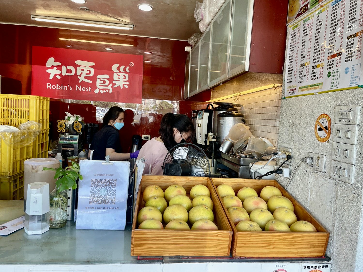 嘉義美食|嘉義在地人推薦「知更鳥巢鮮果茶飲」,不輸御香屋的平價料多葡萄柚綠。 - 第2張圖