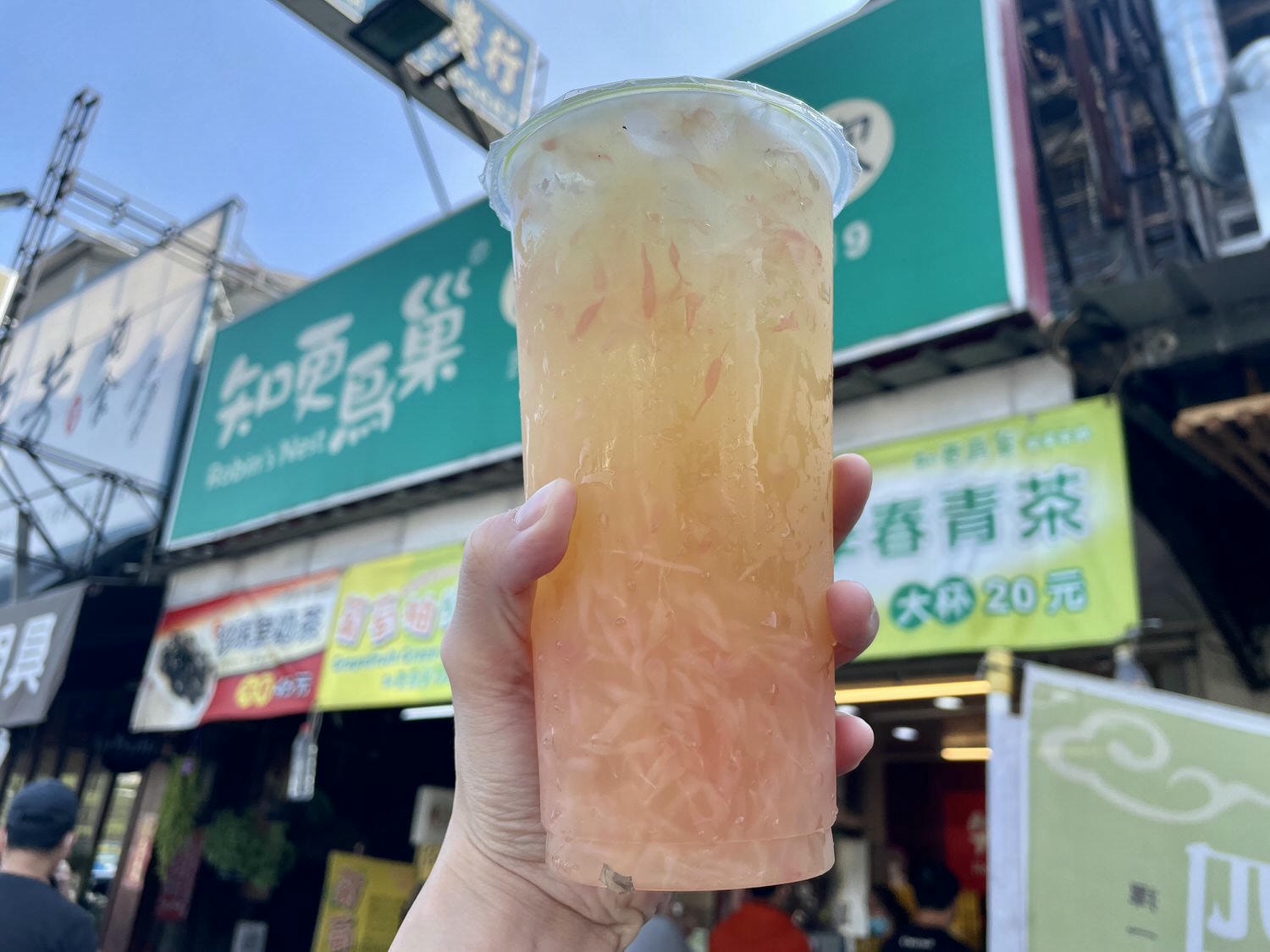 嘉義美食|嘉義在地人推薦「知更鳥巢鮮果茶飲」,不輸御香屋的平價料多葡萄柚綠。 - 第7張圖