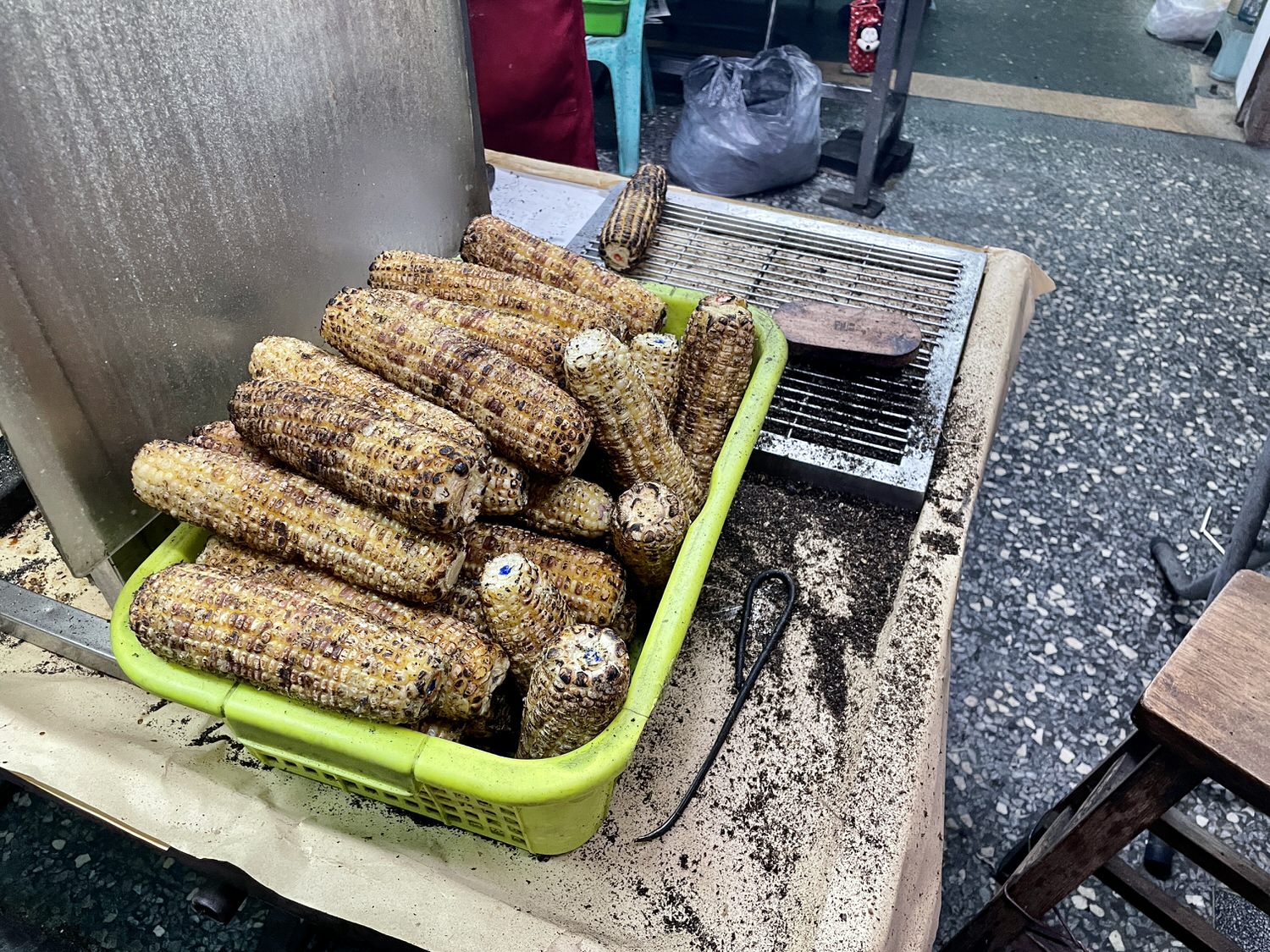 嘉義美食|抽號碼牌才吃得到的阿婆烤玉米,六小時等待才吃得到的獨家醬料烤玉米。 - 第7張圖