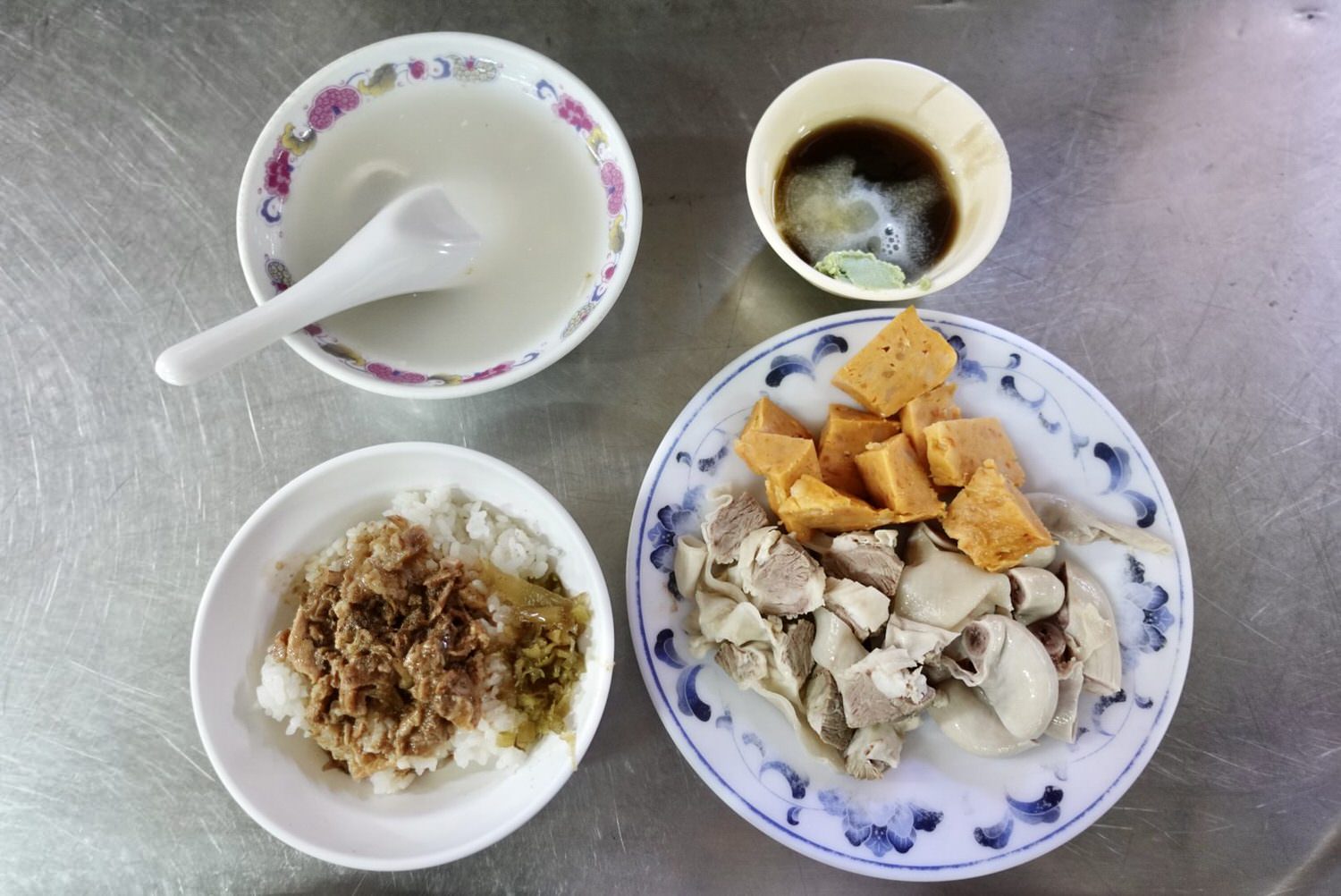 嘉義美食|嘉義東市場的隱藏美食「魯熟肉」,在地人早餐必吃的傳統市場好味道。 - 第6張圖