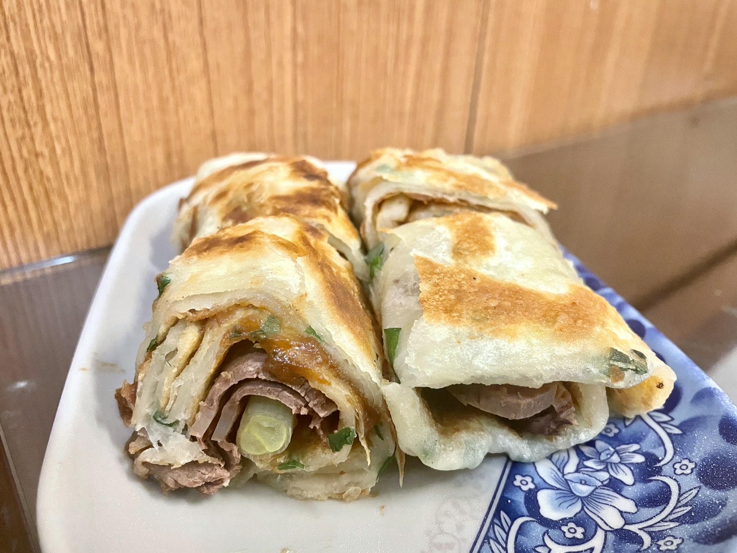 台北美食|捷運中山站巷弄人氣小吃店「川畝園麵食館」,必點牛肉捲餅跟蒸餃。 - 第11張圖