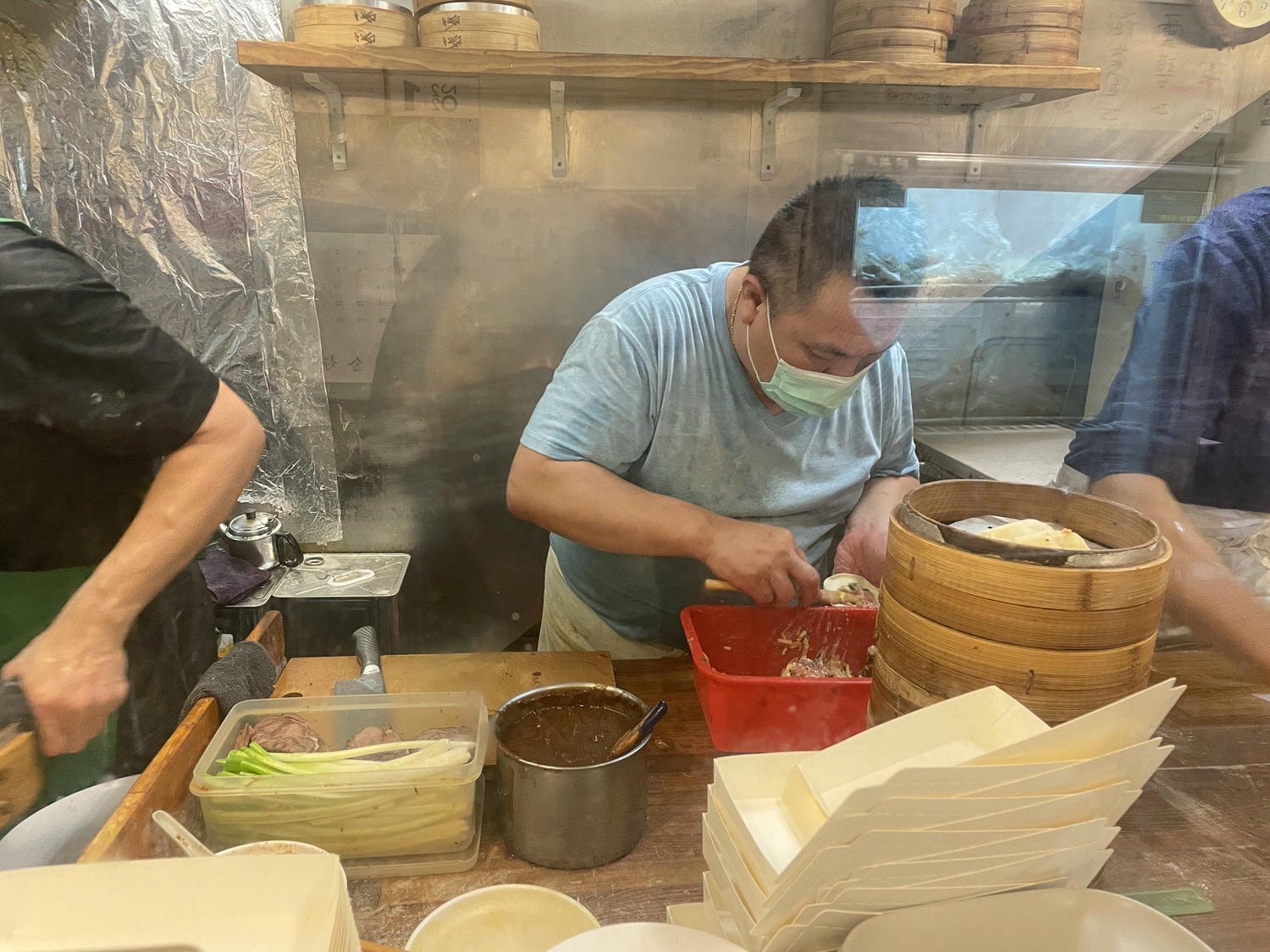 台北美食|捷運中山站巷弄人氣小吃店「川畝園麵食館」,必點牛肉捲餅跟蒸餃。 - 第4張圖