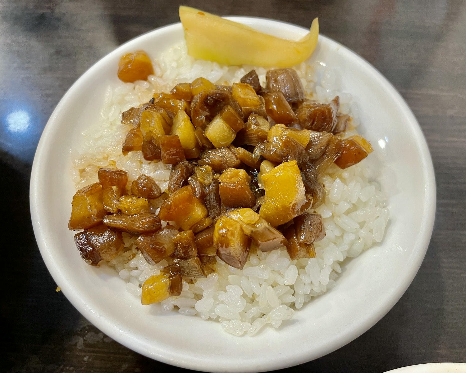 台北美食|萬華華西街夜市「阿義魯肉飯」超過50年老店的浮誇蚵仔魯肉蓋飯。 - 第8張圖