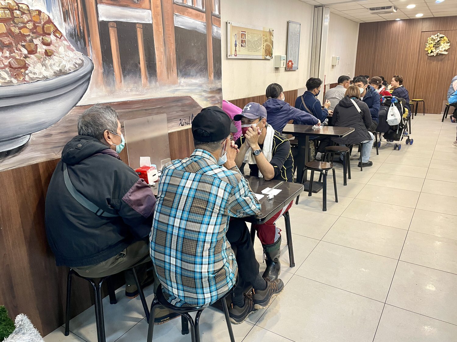 台北美食|萬華華西街夜市「阿義魯肉飯」超過50年老店的浮誇蚵仔魯肉蓋飯。 - 第4張圖