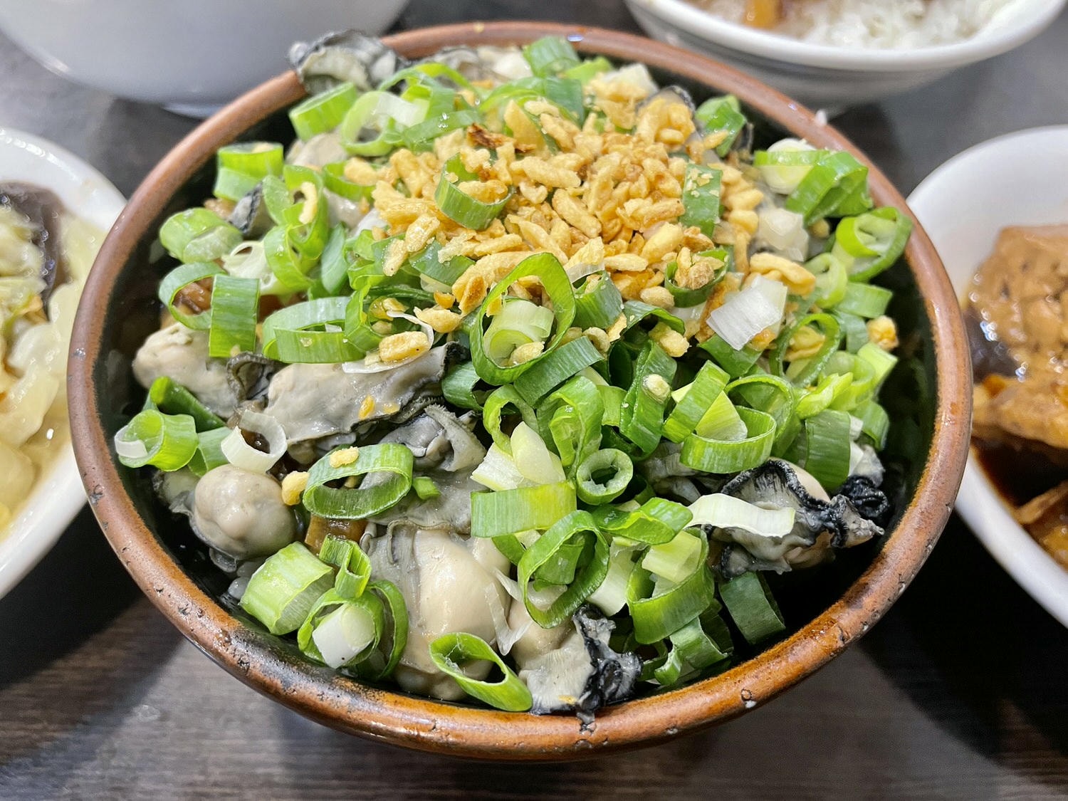 台北美食|萬華華西街夜市「阿義魯肉飯」超過50年老店的浮誇蚵仔魯肉蓋飯。 - 第7張圖