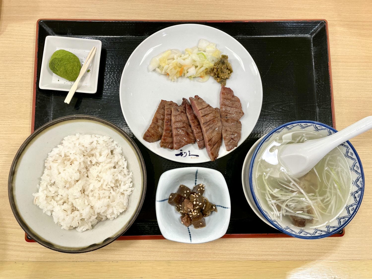東京新宿Lumine est人氣美食推薦「利久牛舌新宿店」炭燒牛舌定食。 - 第8張圖