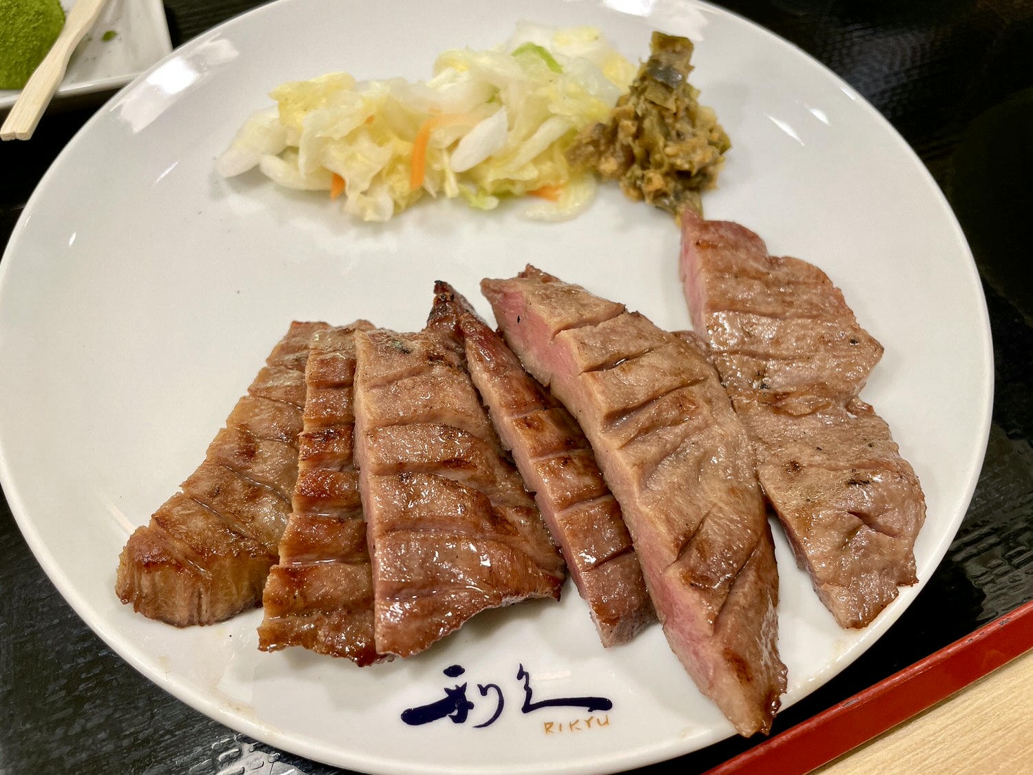東京新宿Lumine est人氣美食推薦「利久牛舌新宿店」炭燒牛舌定食。 - 第9張圖