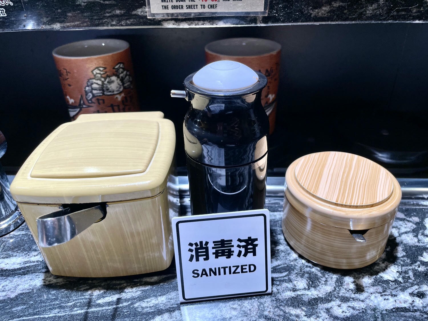 東京銀座必吃排隊美食「根室花丸迴轉壽司」抽號碼牌等三小時! - 第4張圖 根式花丸迴轉壽司|醬料