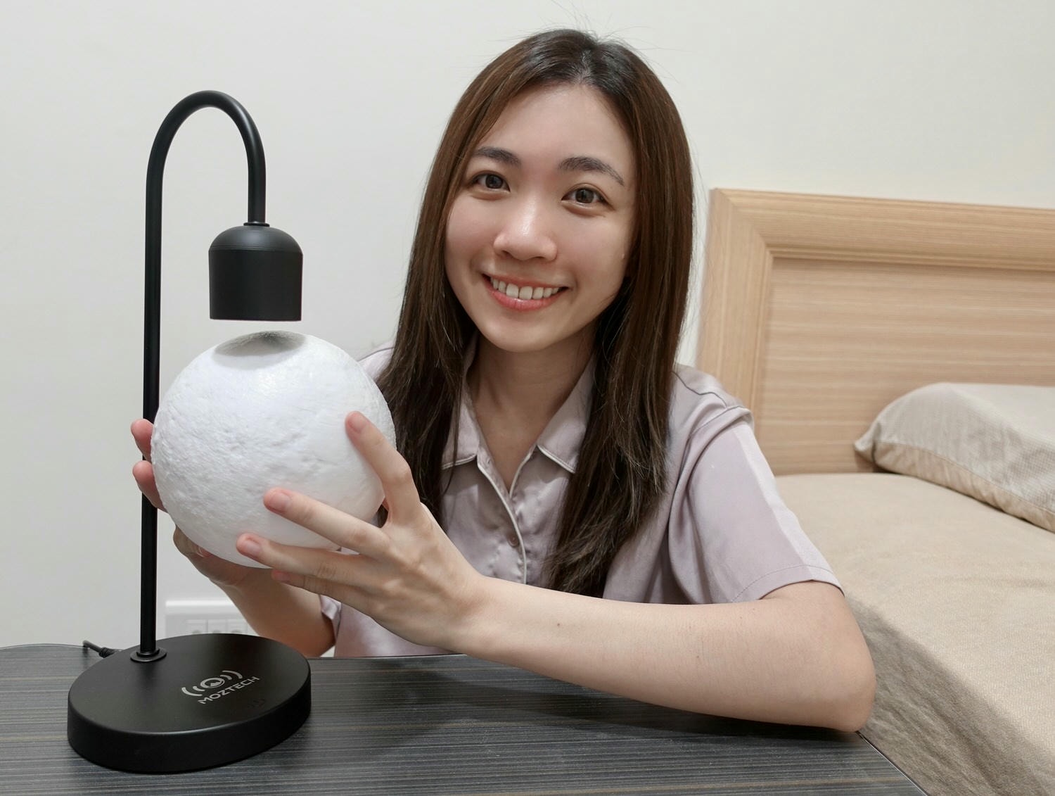 居家好物|墨子Moztech懸浮月球燈評價開箱,第二代升級版還能無線充電! - 第7張圖 Moztech|無線懸浮月球燈Pro
