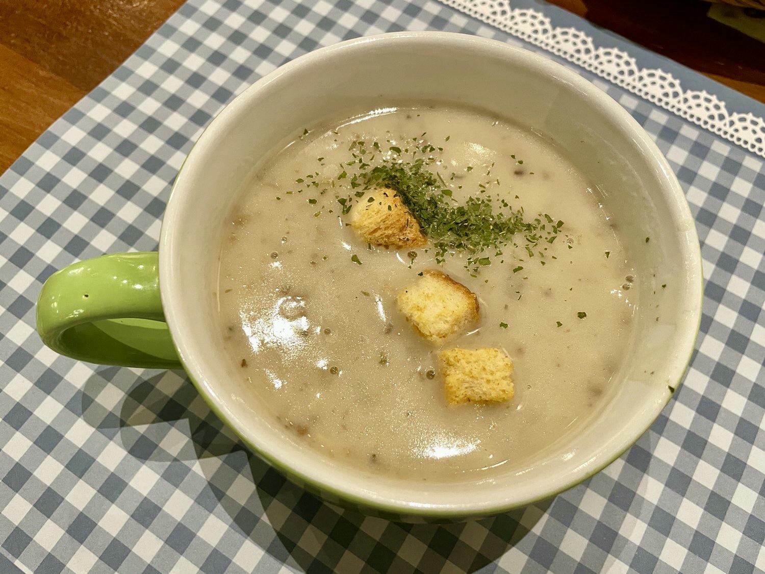 新北美食|新店美味平價的義式咖啡聽「里拉六街」氣派歐式裝潢,附完整菜單。 - 第19張圖 里拉六街|松露野菇濃湯