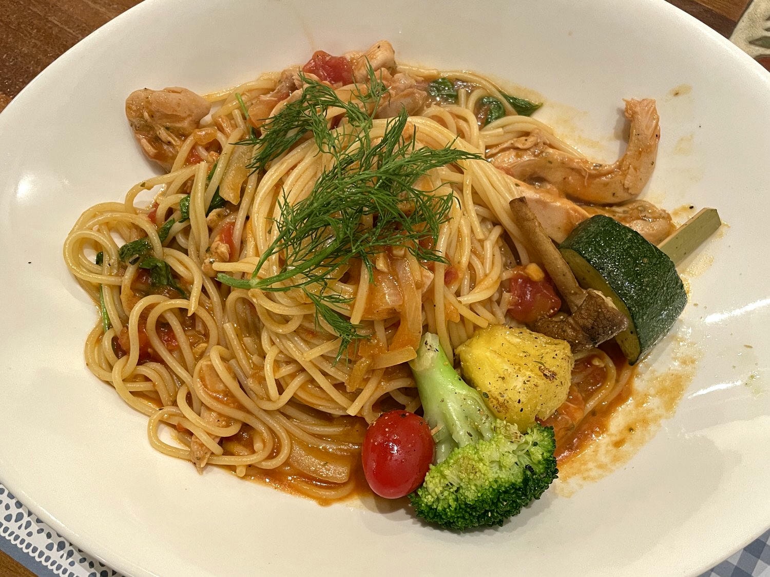 新北美食|新店美味平價的義式咖啡聽「里拉六街」氣派歐式裝潢,附完整菜單。 - 第13張圖 里拉六街|辣味雞柳番茄義大利麵佐蔬菜串
