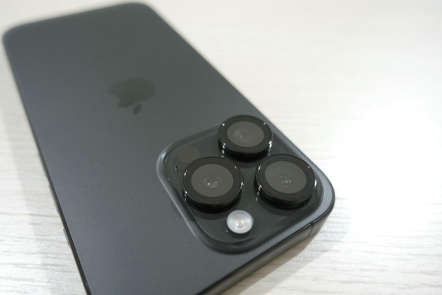 手機配件|MOZTECH 墨子科技 iPhone15 系列防窺保護貼、藍寶石鏡頭貼特色與使用評價! - 第11張圖 Moztech 藍寶石鏡頭保護貼