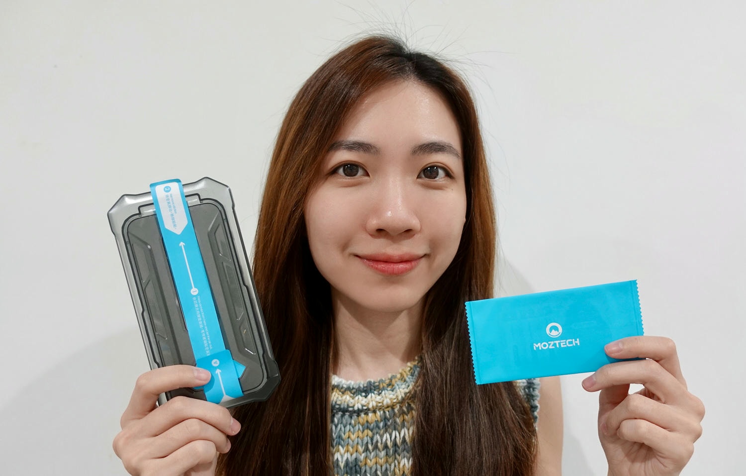 手機配件|MOZTECH 墨子科技 iPhone15 系列防窺保護貼、藍寶石鏡頭貼特色與使用評價! - 第2張圖 Moztech 防窺晶霧手機保護貼