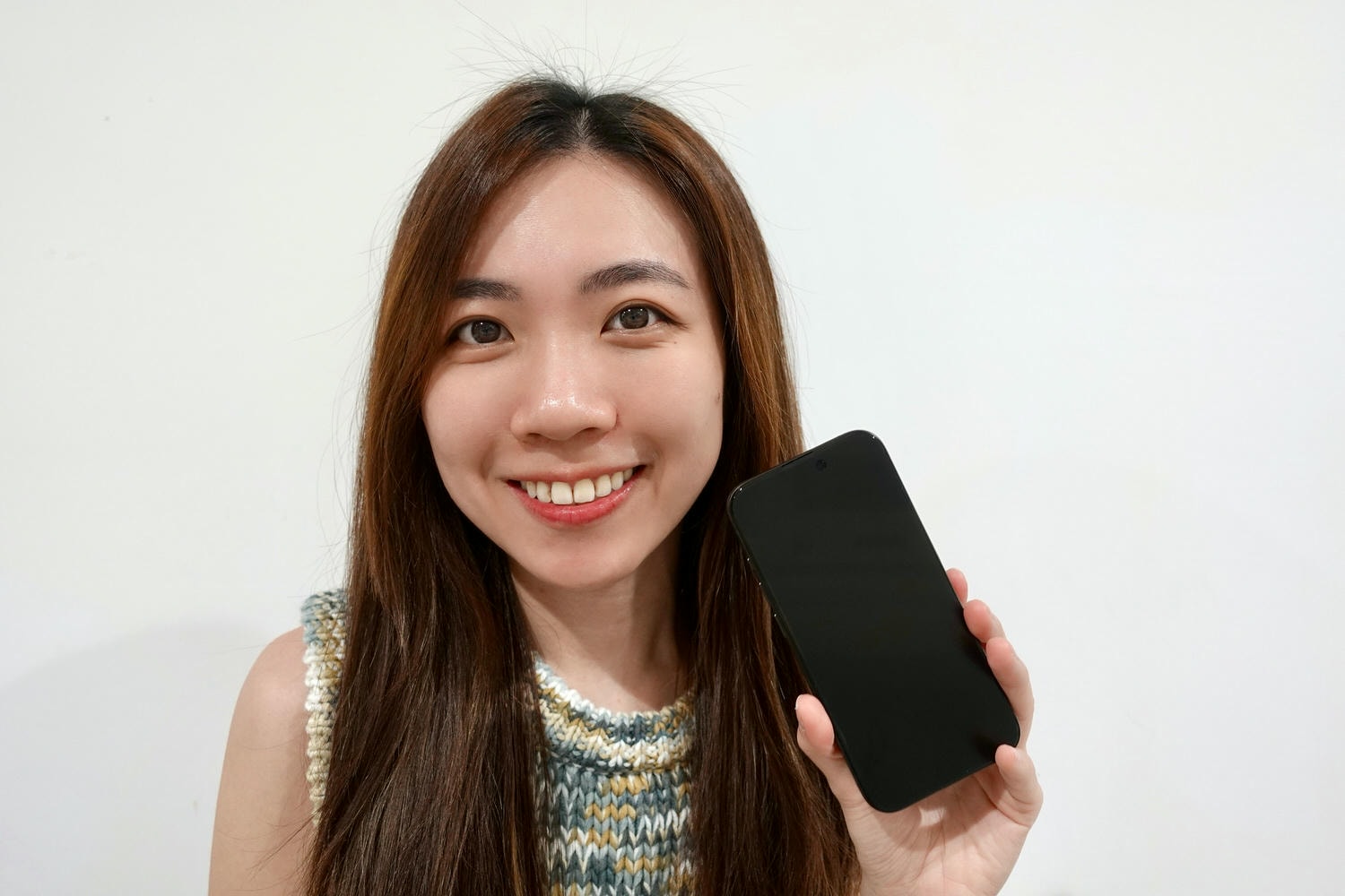 手機配件|MOZTECH 墨子科技 iPhone15 系列防窺保護貼、藍寶石鏡頭貼特色與使用評價! - 第6張圖 Moztech 防窺晶霧手機保護貼