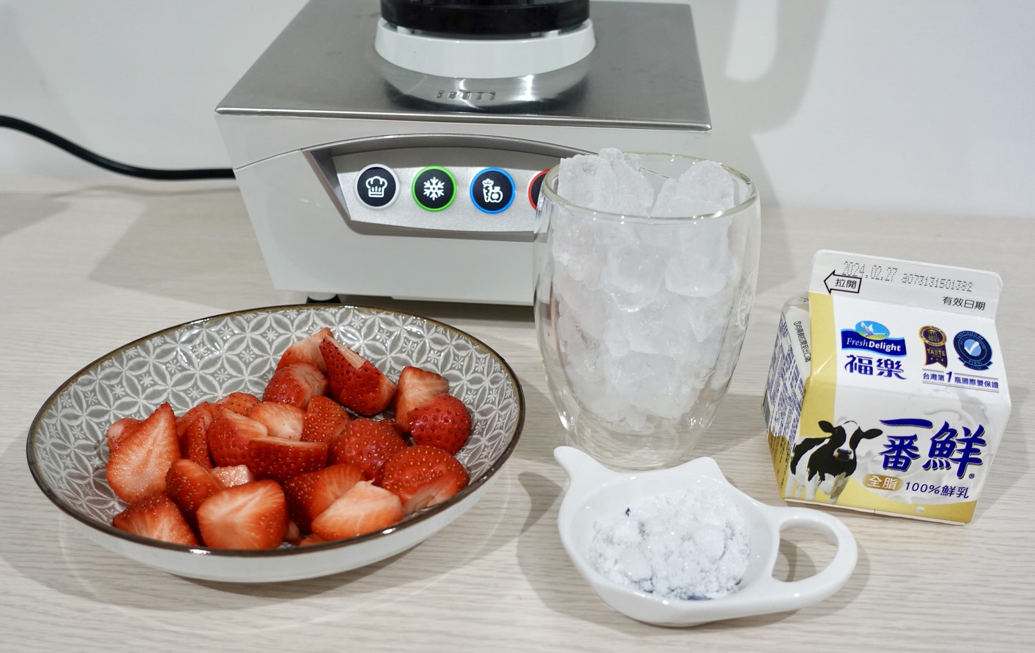 營養大師 T-281S不鏽鋼調理機｜草莓牛奶冰沙