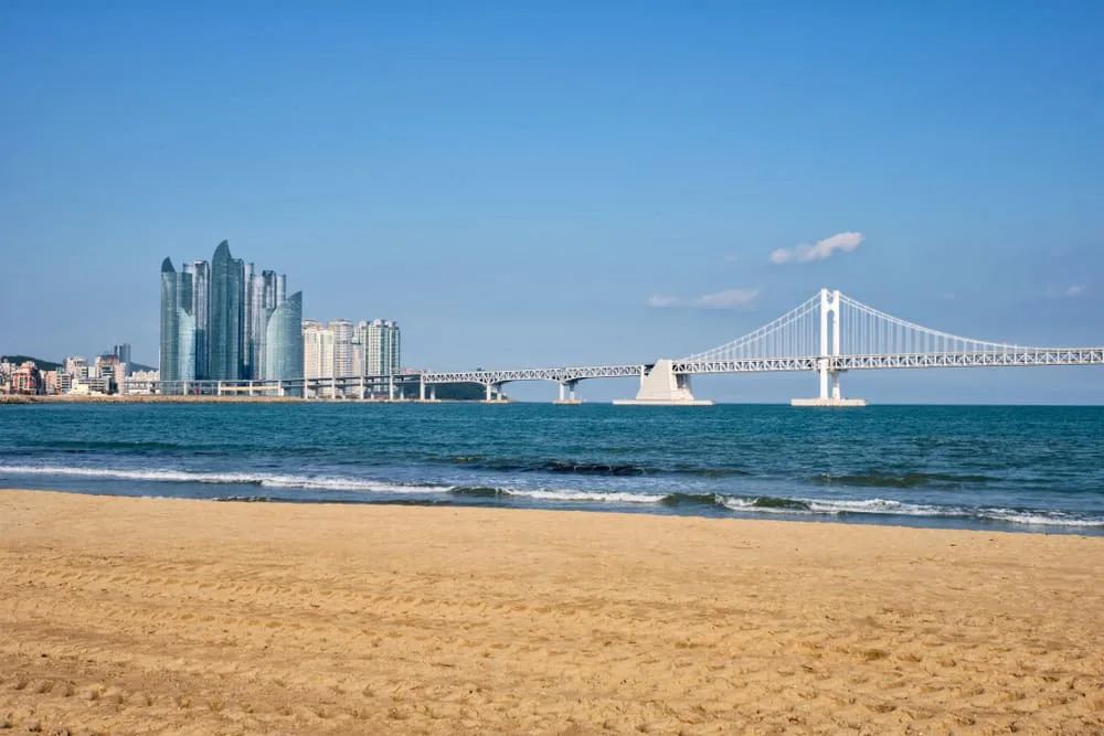 2025韓國釜山自由行必看,旅遊行程推薦與規劃須知,出發前就看這篇! - 第10張圖 廣安里海水浴場 광안리해수욕장