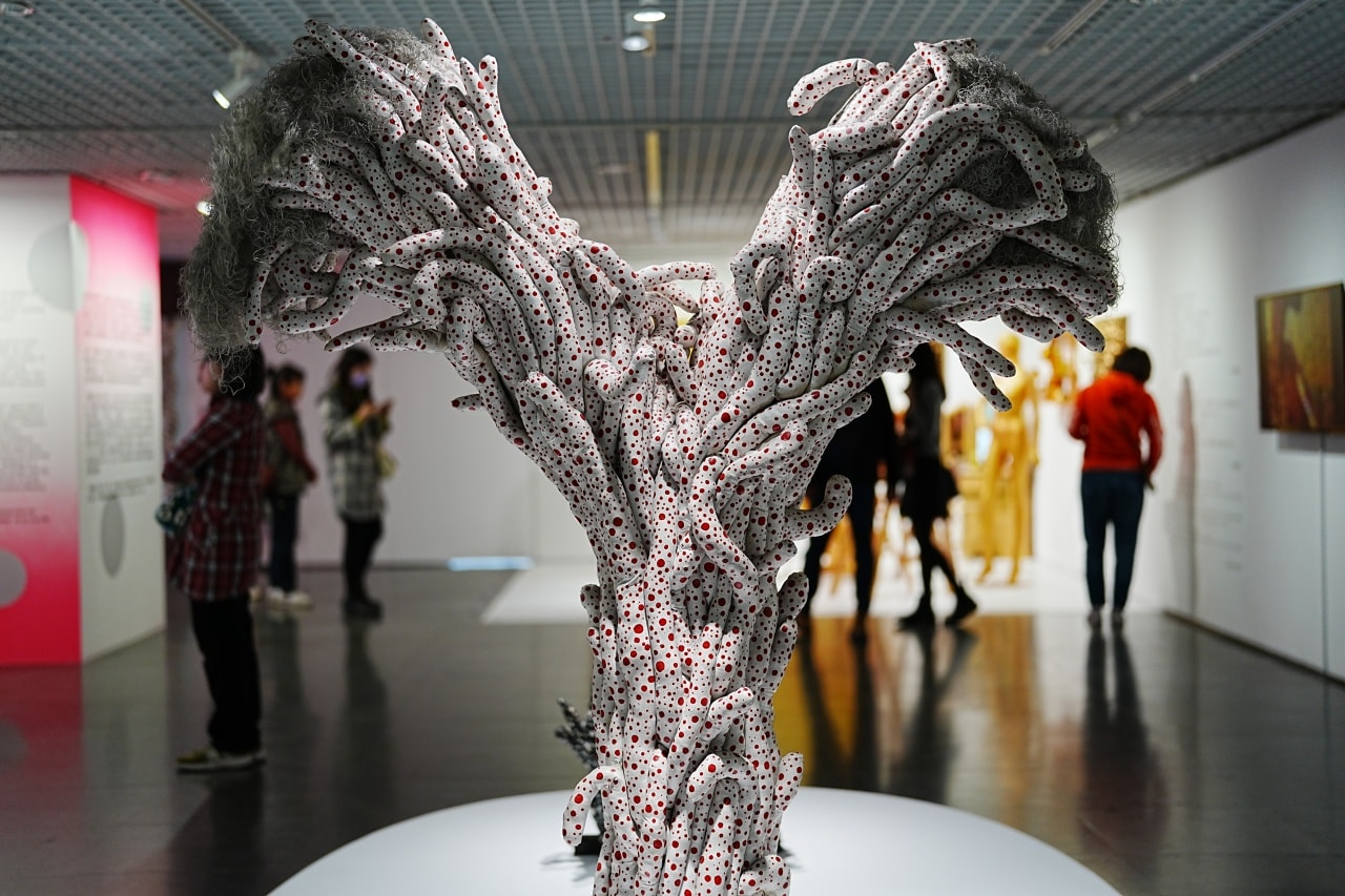 2025 台北草間彌生展覽必逛攻略,圓點女王的展覽三大重點細節,購票資訊與交通資訊! - 第11張圖 草間彌生的『軌跡』與『奇跡』——W Collection & More 1951-2005