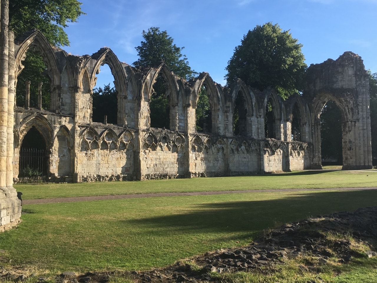 2025英國「約克」古城牆內自由行旅遊景推薦與行程規劃建議! - 第12張圖 約克博物館花園(York Museum Gardens)